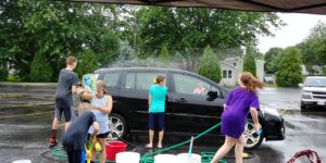 Youth cleaning cars at the car wash fundraiser 2017